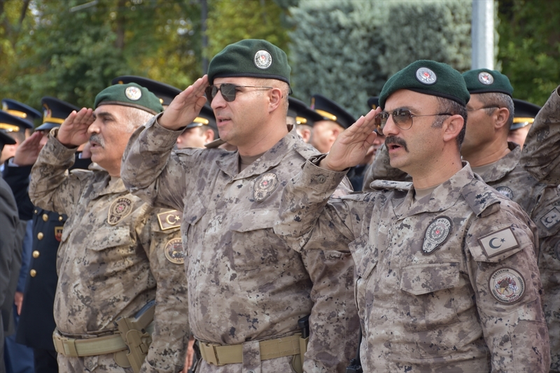 Cumhurbaşkanı Recep Tayyip Erdoğan'ın kutlama mesajının da okunduğu törende, Türk Silahlı Kuvvetleri adına Hava Pilot Binbaşı Ekrem Kaba ile Büyükşehir Belediye Başkanı Büyükerşen, günün anlam ve önemine ilişkin konuşma yaptı.