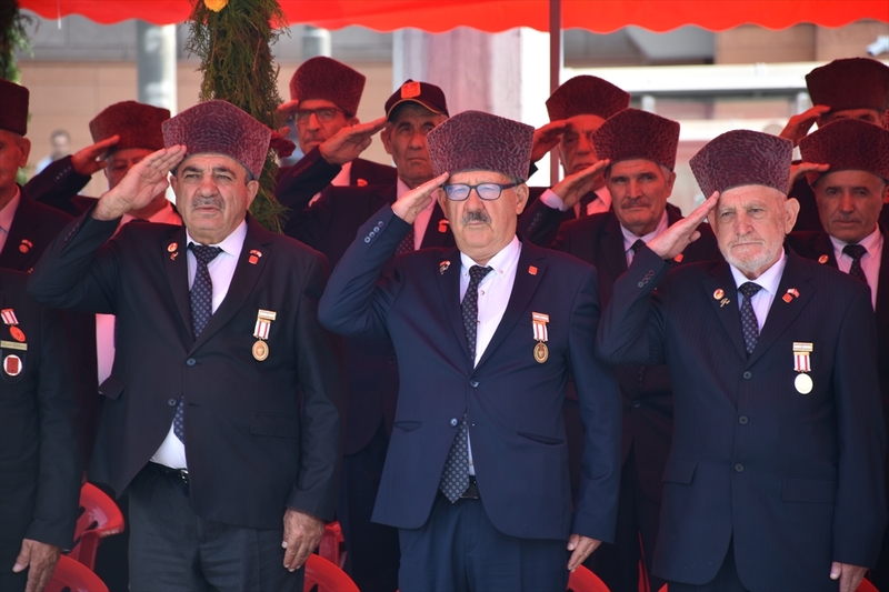 Öğrencilerin şiirlerini okuması ve halk oyunları gösterisiyle sona eren törenin ardından protokol üyeleri Kanlıpınar Şehitliği'ni ziyaret etti.