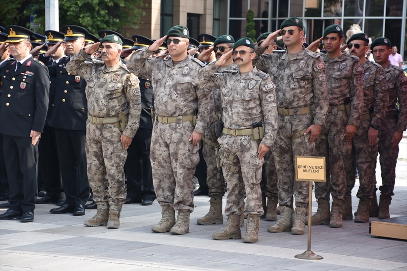 Törene AK Parti Eskişehir Milletvekili Fatih Dönmez, CHP Eskişehir Milletvekilleri Utku Çakırözer ve İbrahim Arslan, Eskişehir Cumhuriyet Başsavcısı Ali Yeldan, İl Emniyet Müdürü Yaman Ağırlar, İl Jandarma Komutan Vekili Albay Ali Metin Ünlü, gaziler, şehit yakınları, daire müdürleri ile halk katıldı.