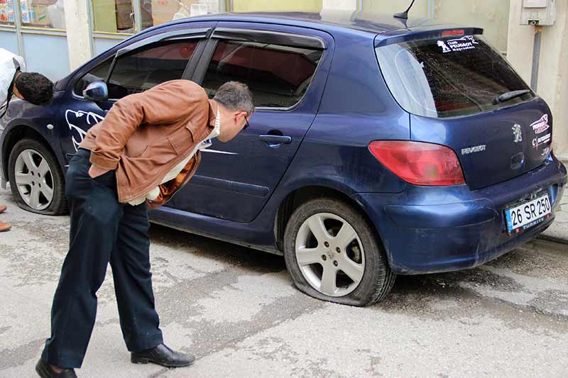 Eskişehir'de park halindeki 22 aracın lastikleri, kimliği belirsiz zanlılar tarafından kesildi. 