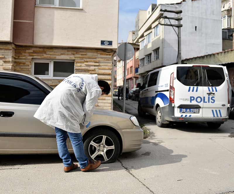 Eskişehir'de park halindeki 22 aracın lastikleri, kimliği belirsiz zanlılar tarafından kesildi. 