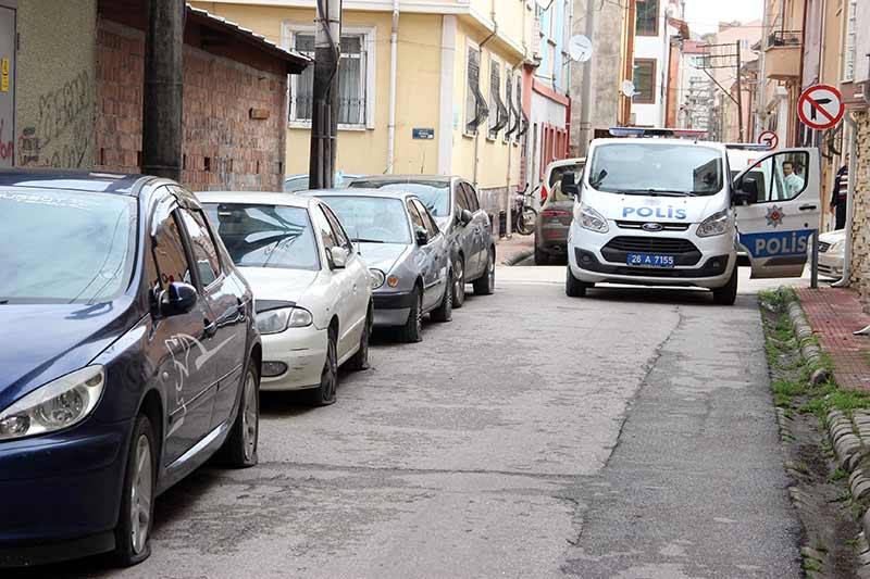 Eskişehir'de park halindeki 22 aracın lastikleri, kimliği belirsiz zanlılar tarafından kesildi. 