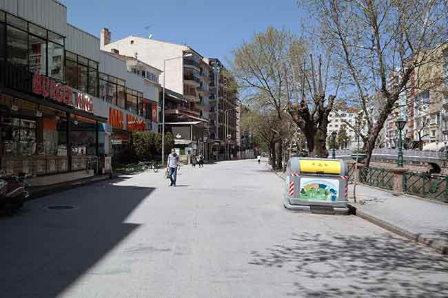 Dün akşam itibariyle uygulanmaya başlanan tam kapanma ile birlikte Eskişehir'in bazı bölgelerinde dün ve bugün kaydedilen görüntüler, insan yoğunluğu şaşırtan bir değişimi gözler önüne serdi.