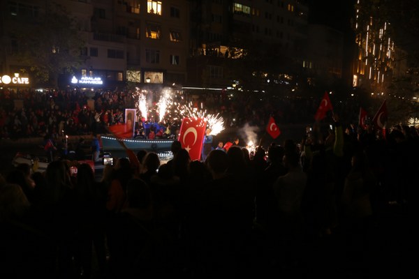 Eskişehir Porsuk Çayı üzerinde fener alayı ve havai fişek gösterisi düzenlendi