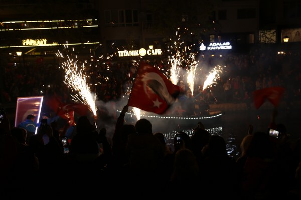 Eskişehir Porsuk Çayı üzerinde fener alayı ve havai fişek gösterisi düzenlendi