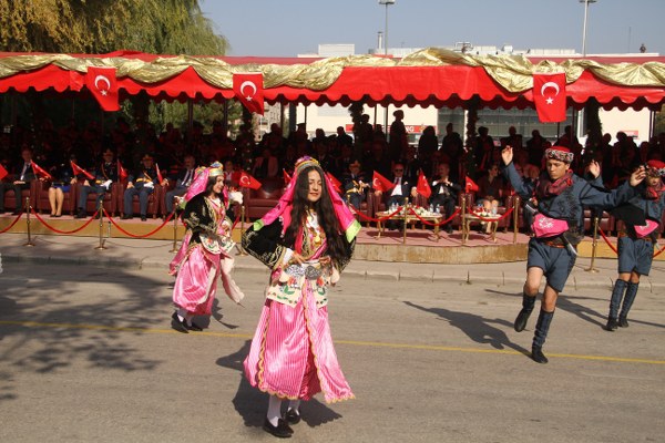 Eskişehir'de yüzlerce vatandaş, Cumhuriyet'in ilan edilişinin 96’ncı yılını coşkuyla kutladı.