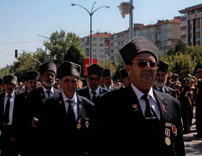 Eskişehir’de 30 Ağustos Zafer Bayramı düzenlenen törenle coşkuyla kutlandı. 
Tüm Türkiye’de olduğu gibi Eskişehir’de de 30 Ağustos Zafer Bayramı coşkuyla kutlandı. Atatürk Bulvarı’nda gerçekleştirilen tören, İstiklal Marşı’nın okunmasıyla başladı. Ardından Atatürk Bulvarı üzerinde kurulan kutlama alanında askerler, törene katılan vatandaşları ve protokolü selamlayarak Zafer Bayramı'nı kutladı. 