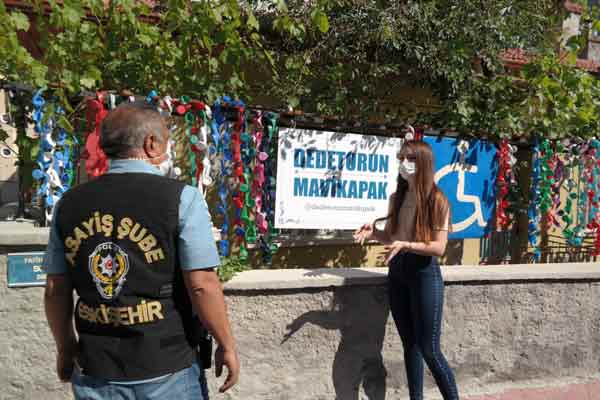 Sonrasında torbaların yanından kısa süreliğine ayrılan dede ve torun, evin önüne tekrar geldiklerinde mavi kapaklarla dolu yaklaşık 30 torbanın ortadan kaybolduğunu görünce üzüntü ve şaşkınlıktan ne yapacaklarını şaşırdı. Hırsızların binlerce mavi kapakla dolu torbaları çalıp geride tek bir mavi kapak bırakarak olay yerinden uzaklaştığını anlayan Halit Aydoğan, polisi aradı.