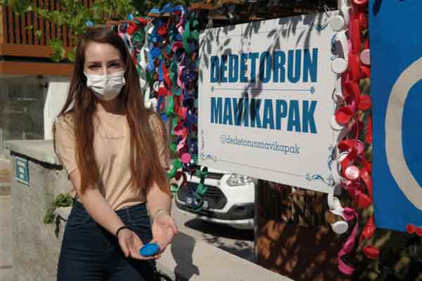 Yıllardır torunu ile birlikte ihtiyaç sahibi engelli bireylere tekerlekli sandalye alabilmek adına mavi kapak toplayan Halit Aydoğan, “Bugün sabah saatlerinde valilikten bir tanıdığımızın elinde kapak varmış onu almaya gittik. Kapakları alıp geldik, torunumla birlikte pazartesi günü de kapakları verip tekerlekli sandalyeyi alacaktık. Torunum evin önünde videosunu çekmişti. Torunum bir süreliğine ayrıldı ve ben bir patırtı duydum. Dışarıya bir çıktım ne kapak var ne çuval. Çok fazla kapak vardı. 3 tekerlekli bir elektrikli bisikletle alıp gitmişler. Bu işi bu mahallede yapıyorlar. Başkalarının bahçesinden de eşya alıp götürüyorlar. Biz bu işi yardım için yapıyoruz. Bize kimse dokunmasın. Bunu yapanların vicdanı olsa bize getirip kapak verirler. Adalet gerekeni yapsın onlar için” ifadelerini kullandı.