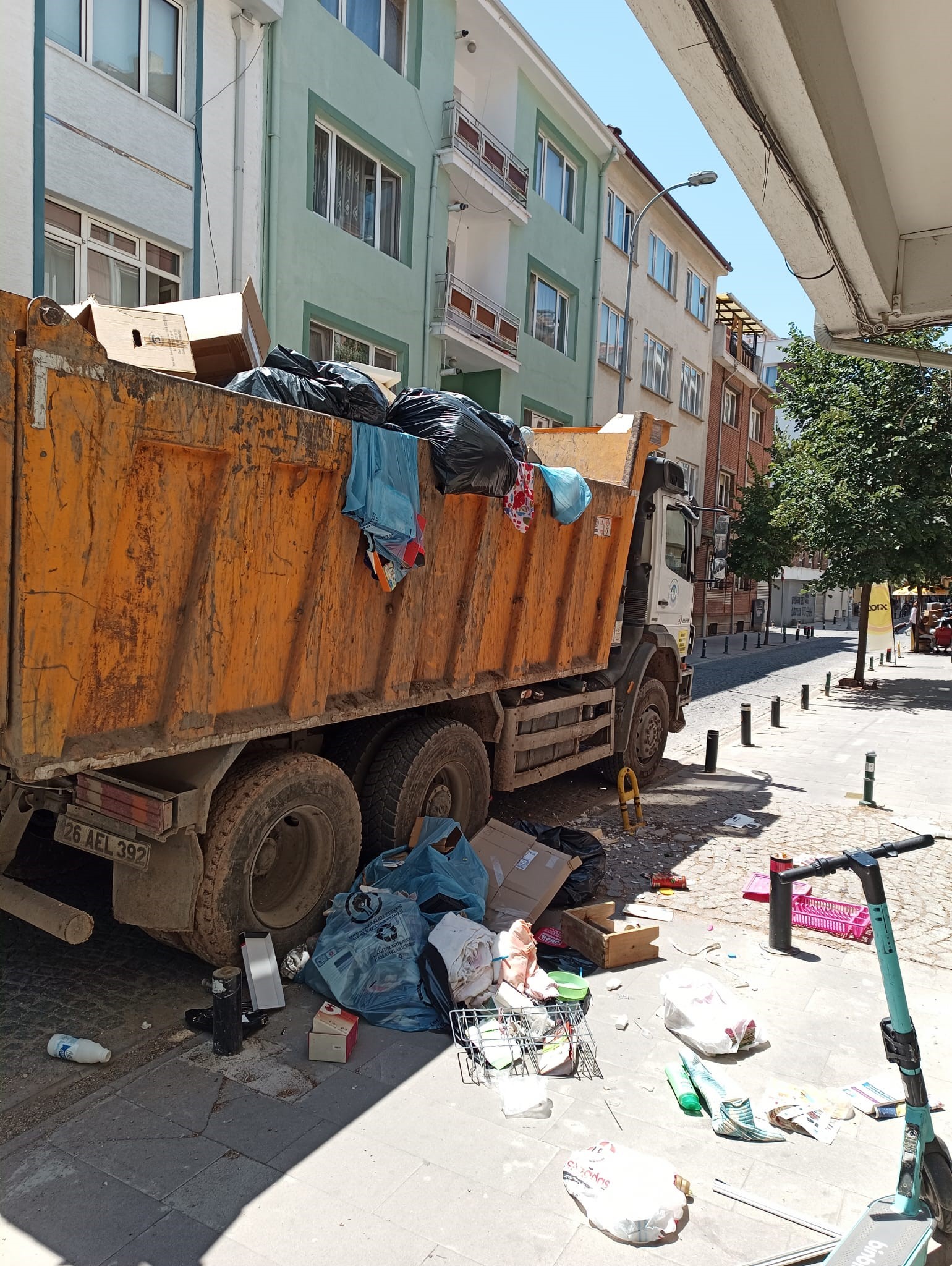 Eskişehir'de Odunpazarı Belediyesi Temizlik İşleri Müdürlüğü ekipleri, İstiklal Mahallesi'nde bulunan ve içinden 4 ton çöp çıkan evi temizleyip yaşanabilir hale getirdi.