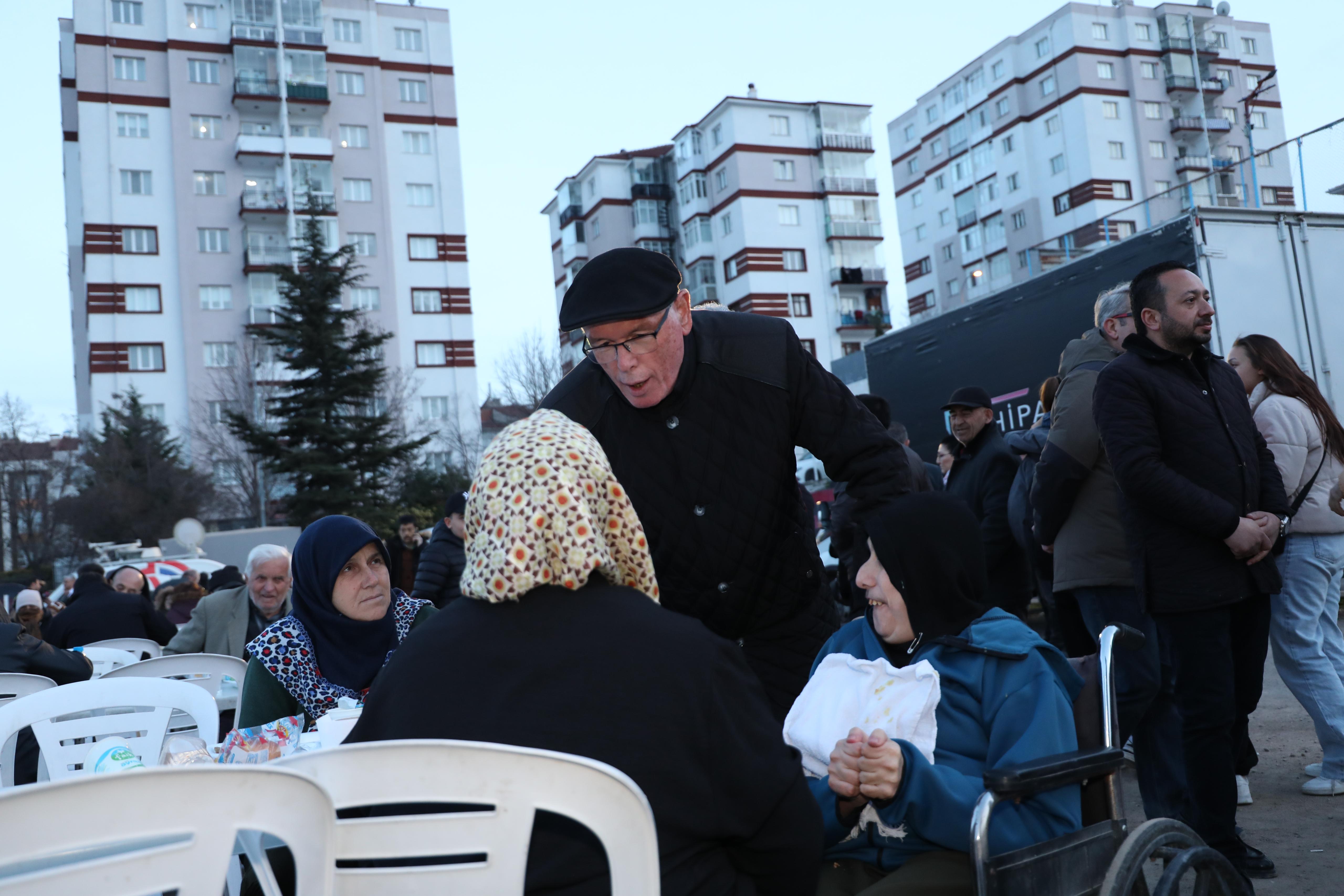 “9 ay önce mazot 19 liraydı, bugün 43 lira. Demek ki bu 9 ayda hiçbir şey iyileşmedi. Daha da kötüleşti, daha da olumsuzlaştı. Faiz oranını sıfıra indireceğim derken bugün faiz oranları yüzde 60'ların üstüne çıktı. Bu ekonomik mantık, bu hukuki anlayış sona ermelidir. Bunun da yolu 31 Mart seçimlerinde hükûmete ihtar çekmektir, uyarı vermektir. Dur artık, yanlış yapıyorsun demektir.Bu doğrultuda oylarınızı Cumhuriyet Halk Partili adaylara, Odunpazarı'ndakiKazım Kurt'a, Tepebaşı'nda Ahmet Ataç'a, Büyükşehir'de Ayşe Ünlüce'ye vermenizi diliyorum” diye konuştu. 