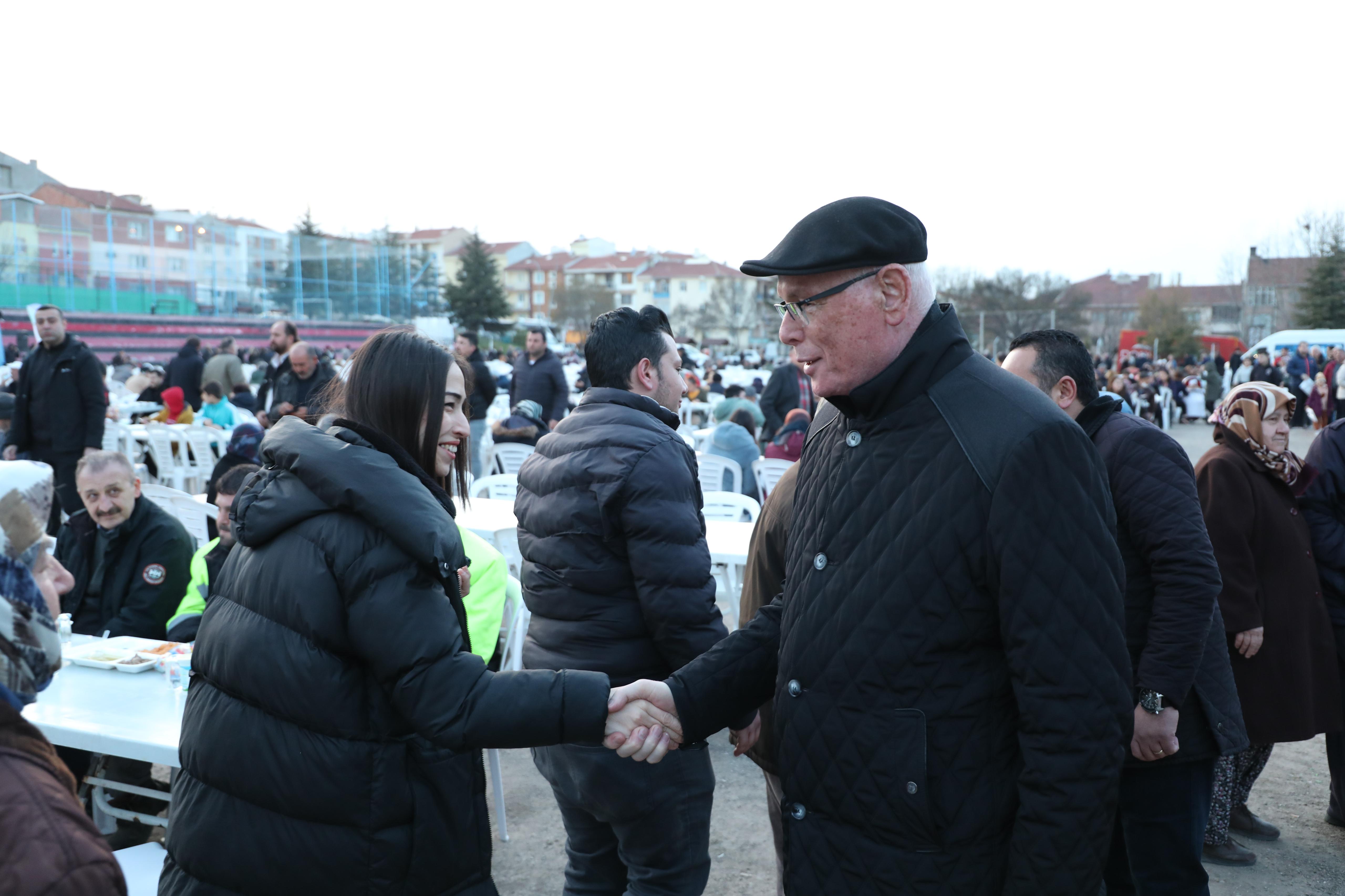 HER GÜN EMEK MAHALLESİNDE İFTAR YEMEĞİ DÜZENLENECEK Yıl boyunca Erenköy Mahallesi’nde bulunan Aşevi ve Yıldıztepe Mahallesi Erdal İnönü Halk Merkezi Aşevi Yemek Dağıtım Noktasında her gün iki öğün 3 çeşit sıcak yemeği ihtiyaç sahibi  vatandaşlarla paylaşan Odunpazarı Belediyesi, bu hizmetini Ramazan Ayında da sürdürüyor. 4 mahallede de 1000’er kişilik sabit iftar çadırları açan Belediye Başkanı Kazım Kurt, ayrıca mahallelerde de iftar programları düzenliyor. Başkan Kurt, 20 Mart Çarşamba gününden itibaren her gün Emek Mahallesi Atasoy Sokak NO:29’da (Emek Mahallesi Kapalı Pazar Yeri yanı) bulunan İlk Adım Düğün Salonunda iftar yemeği düzenleyecek. 