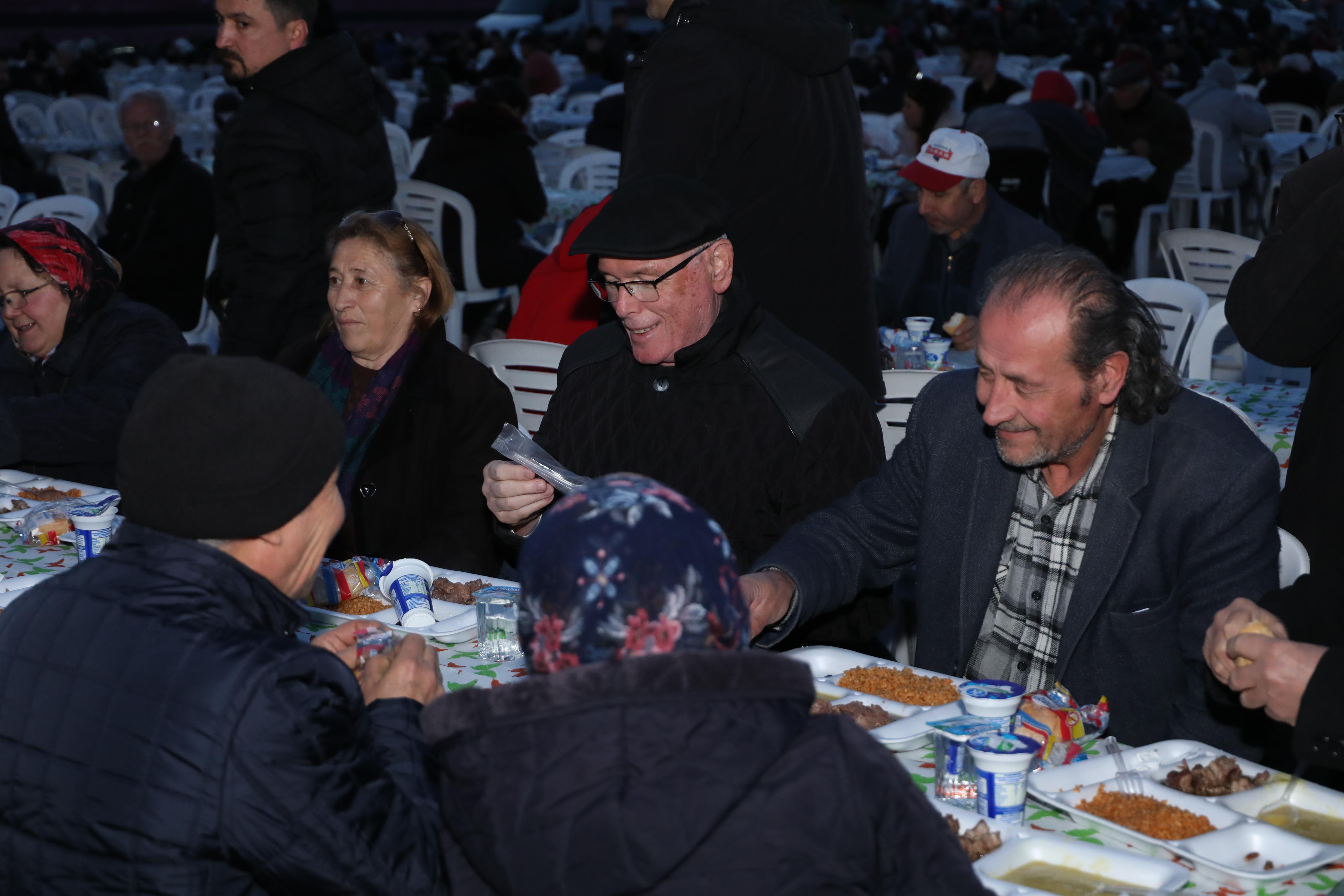 Odunpazarı Belediye Başkanı Kazım Kurt, iftar sofralarında vatandaşlarla buluşmaya devam ediyor. Başkan Kurt, son olarak Büyükdere Mahallesi’nde düzenlenen iftar yemeğinde Büyükdere, Gültepe, Yıldıztepe ve Göztepe Mahallesi sakinleri ile bir araya gelerek iftar yaptı. İftar programına CHP Eskişehir İl Başkanı Talat Yalaz, CHP Eskişehir Milletvekili İbrahim Arslan da katıldı. 