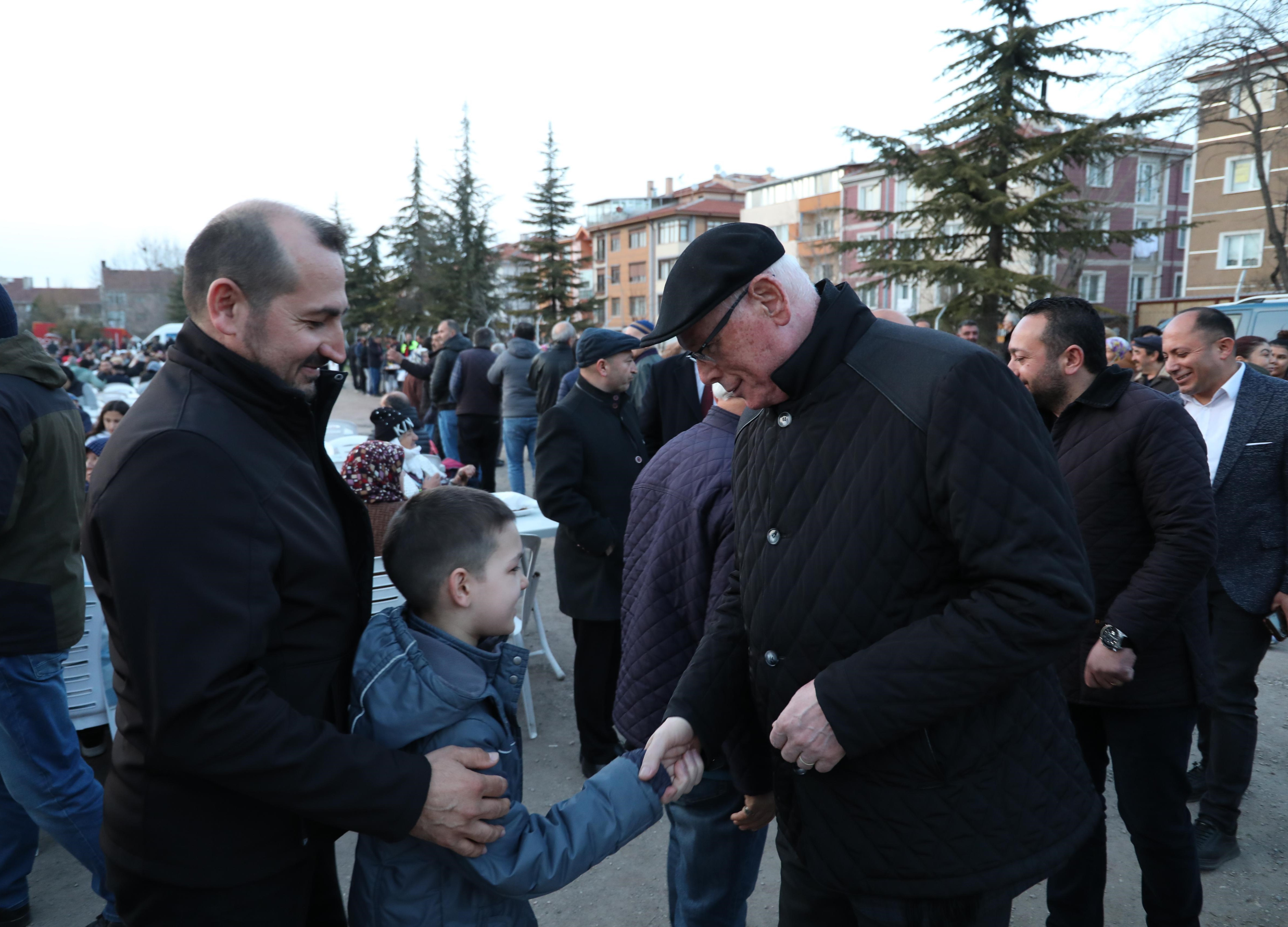 Odunpazarı Belediye Başkanı Kazım Kurt, iftar sofralarında vatandaşlarla buluşmaya devam ediyor. Başkan Kurt, son olarak Büyükdere Mahallesi’nde düzenlenen iftar yemeğinde Büyükdere, Gültepe, Yıldıztepe ve Göztepe Mahallesi sakinleri ile bir araya gelerek iftar yaptı. İftar programına CHP Eskişehir İl Başkanı Talat Yalaz, CHP Eskişehir Milletvekili İbrahim Arslan da katıldı. 