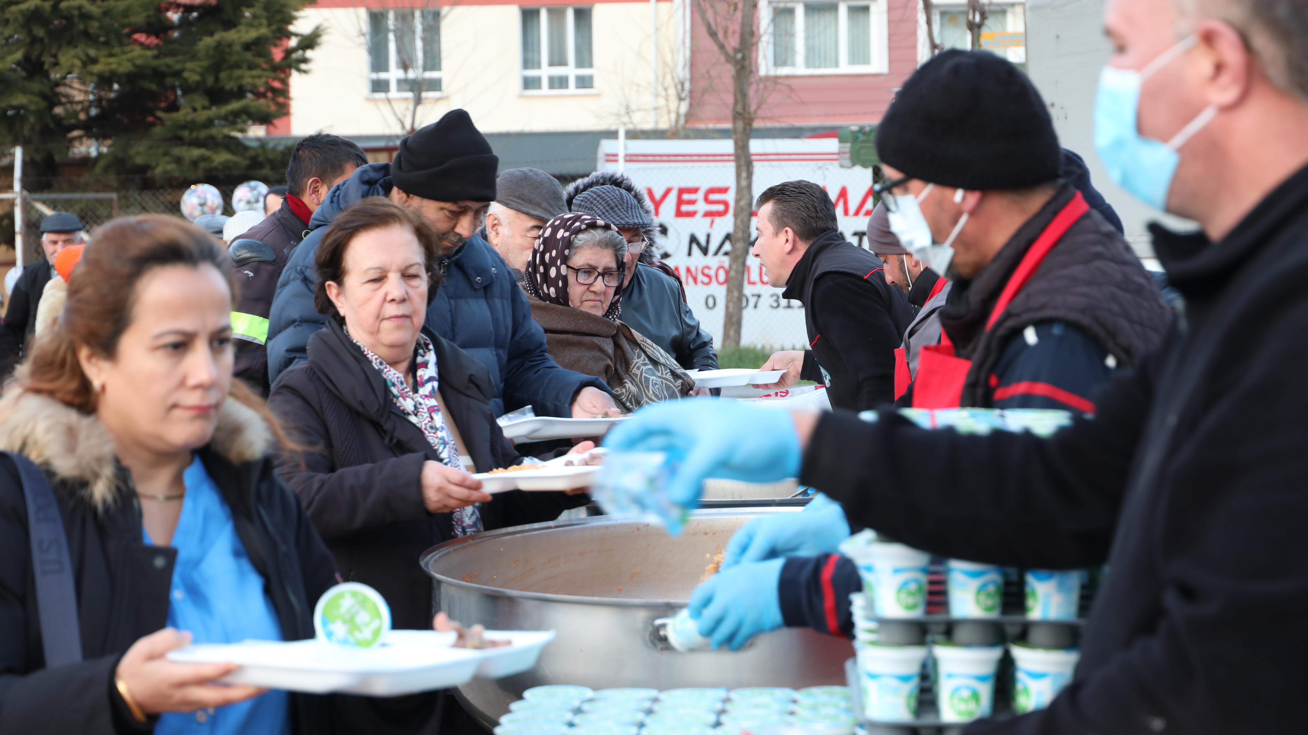 Odunpazarı Belediye Başkanı Kazım Kurt, iftar sofralarında vatandaşlarla buluşmaya devam ediyor. Başkan Kurt, son olarak Büyükdere Mahallesi’nde düzenlenen iftar yemeğinde Büyükdere, Gültepe, Yıldıztepe ve Göztepe Mahallesi sakinleri ile bir araya gelerek iftar yaptı. İftar programına CHP Eskişehir İl Başkanı Talat Yalaz, CHP Eskişehir Milletvekili İbrahim Arslan da katıldı. 