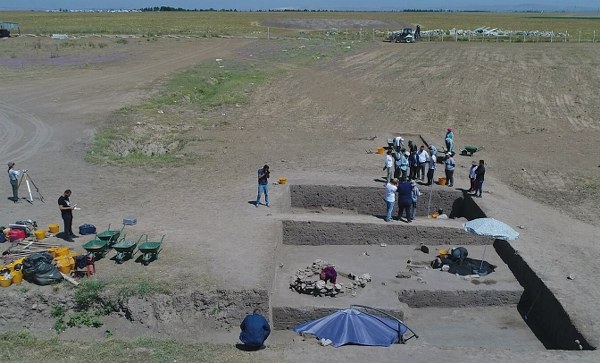 Türkteki, "Bu yılki çalışmalarımızı höyüğün doğu kesiminde mezarlık alanında yoğunlaştırdık. Burayı saptamak amacıyla ilk çalışmalara başladık ve önemli sonuçlara da ulaştık. Mezarlık alanını tespit ettik ve kazı çalışmaların devam ediyoruz. Mezarlığın MÖ 3 bin yıllarına tarihlendiğini söyleyebiliriz. Taş sanduka mezarlar, kerpiç sanduka mezarlar, küp mezarlar bu alanda tespit edildi. 