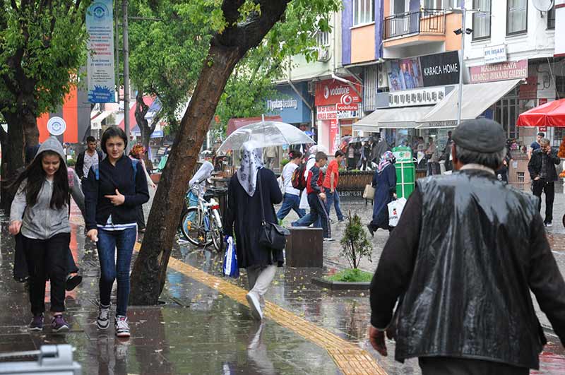 Eskişehir'de yaz yağmurları devam ediyor. Güneşli havanın ardından gün ortasında başlayan sağanak yağış, tedbirsiz olarak dışarı çıkan vatandaşlara zor anlar yaşattı.