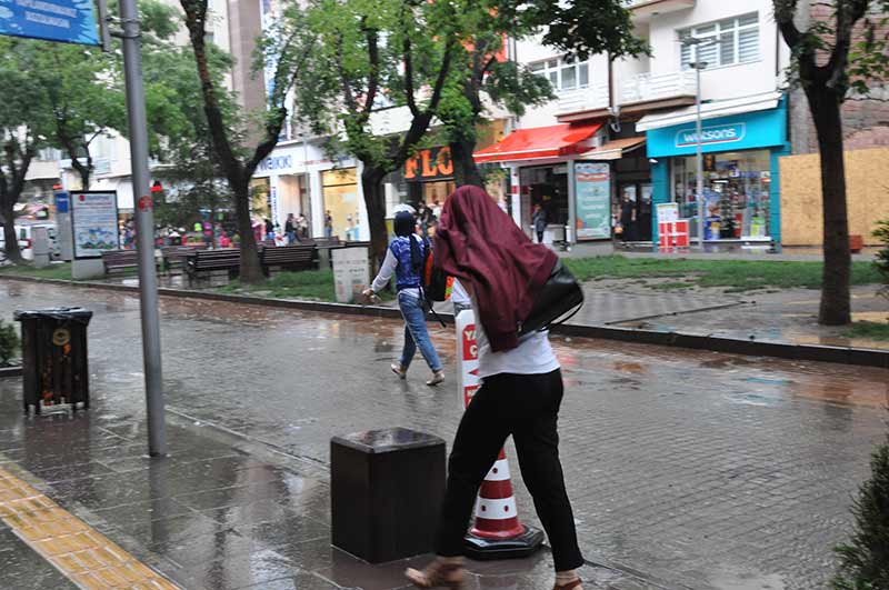 Eskişehir'de yaz yağmurları devam ediyor. Güneşli havanın ardından gün ortasında başlayan sağanak yağış, tedbirsiz olarak dışarı çıkan vatandaşlara zor anlar yaşattı.