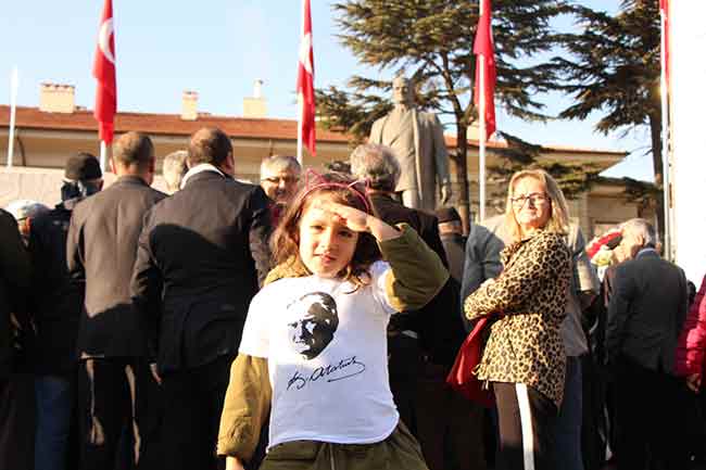 Eskişehir’de Atatürk’ün ölümünün 81’inci yılında düzenlenen anma törenleri sırasında 5 yaşındaki Yiğit Taha Berk, siren sesleri arasında saygı duruşunda bulunurken gözyaşlarını tutamadı.