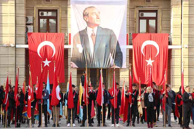 Eskişehir’de Atatürk’ün ölümünün 81’inci yılında düzenlenen anma törenleri sırasında 5 yaşındaki Yiğit Taha Berk, siren sesleri arasında saygı duruşunda bulunurken gözyaşlarını tutamadı.