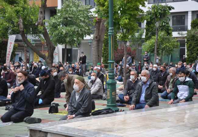 Cami avlusuna sosyal mesafe kuralları çerçevesinde kırmızı şeritler çekilerek vatandaşların arasında mesafe oluşturuldu. 