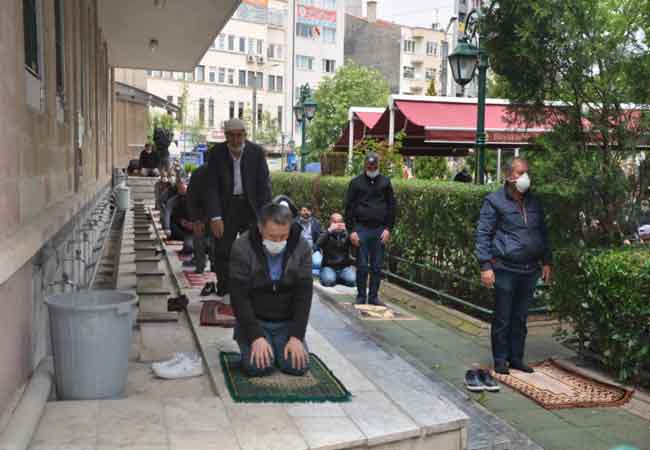 Kişisel seccadeleri ve maskeleriyle birlikte namaza katılabilen Eskişehirliler, camilere akın etti.