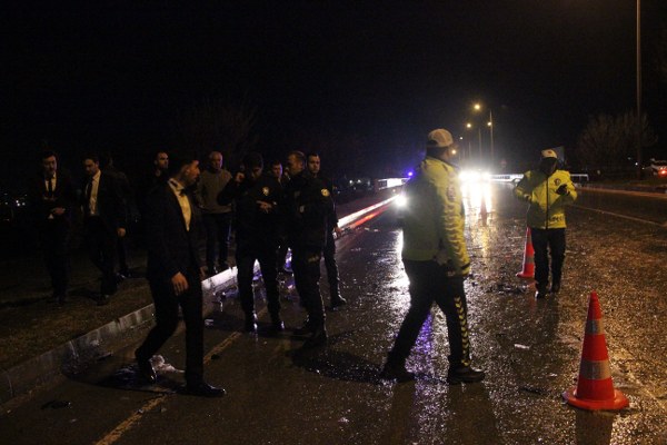 Ayrıca kazayla birlikte yol kısa süreliğine trafiğe kapanırken, olayla ilgili soruşturma devam ediyor. 