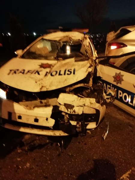 Eskişehir’de, 8 aracın karıştığı zincirleme trafik kazasında 1 polis memuru ağır yaralandı. 