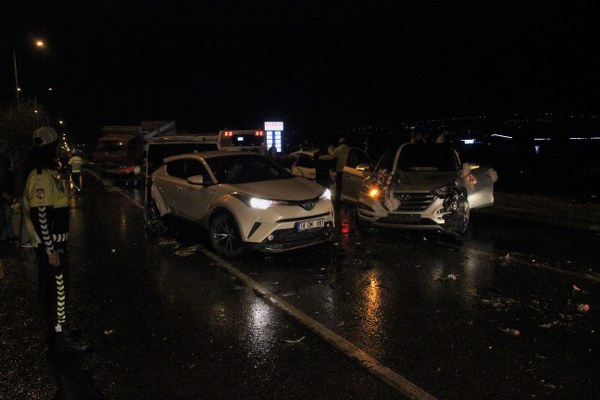 Eskişehir’de, 8 aracın karıştığı zincirleme trafik kazasında 1 polis memuru ağır yaralandı. 