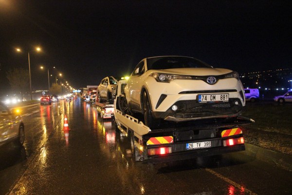 Eskişehir’de, 8 aracın karıştığı zincirleme trafik kazasında 1 polis memuru ağır yaralandı. 