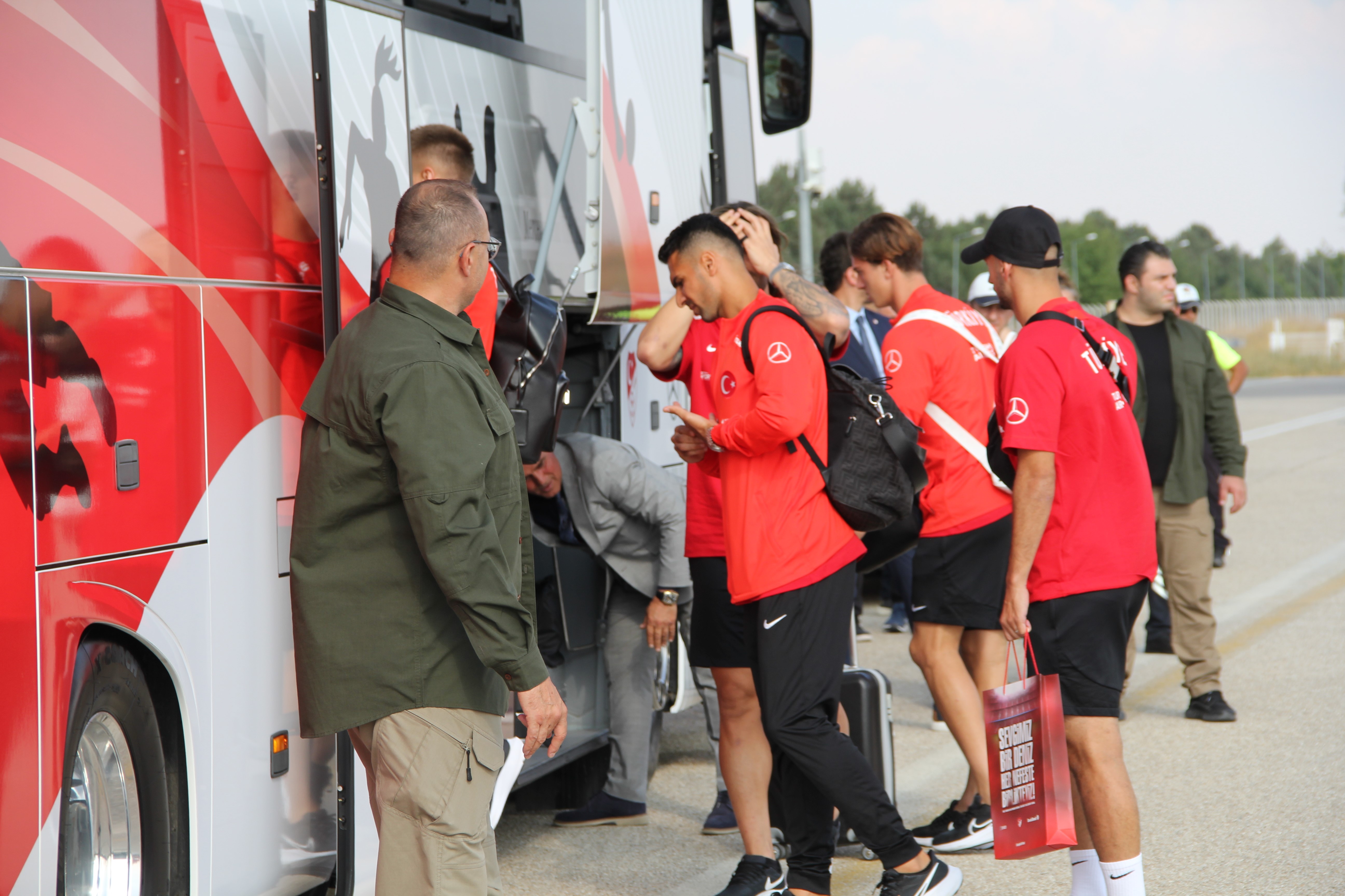 8 Eylül’deki Türkiye-Ermenistan maçı için Eskişehir’e gelen A Milli Futbol Takımını, kalacağı otelin önünde Bando Eses karşılandı.