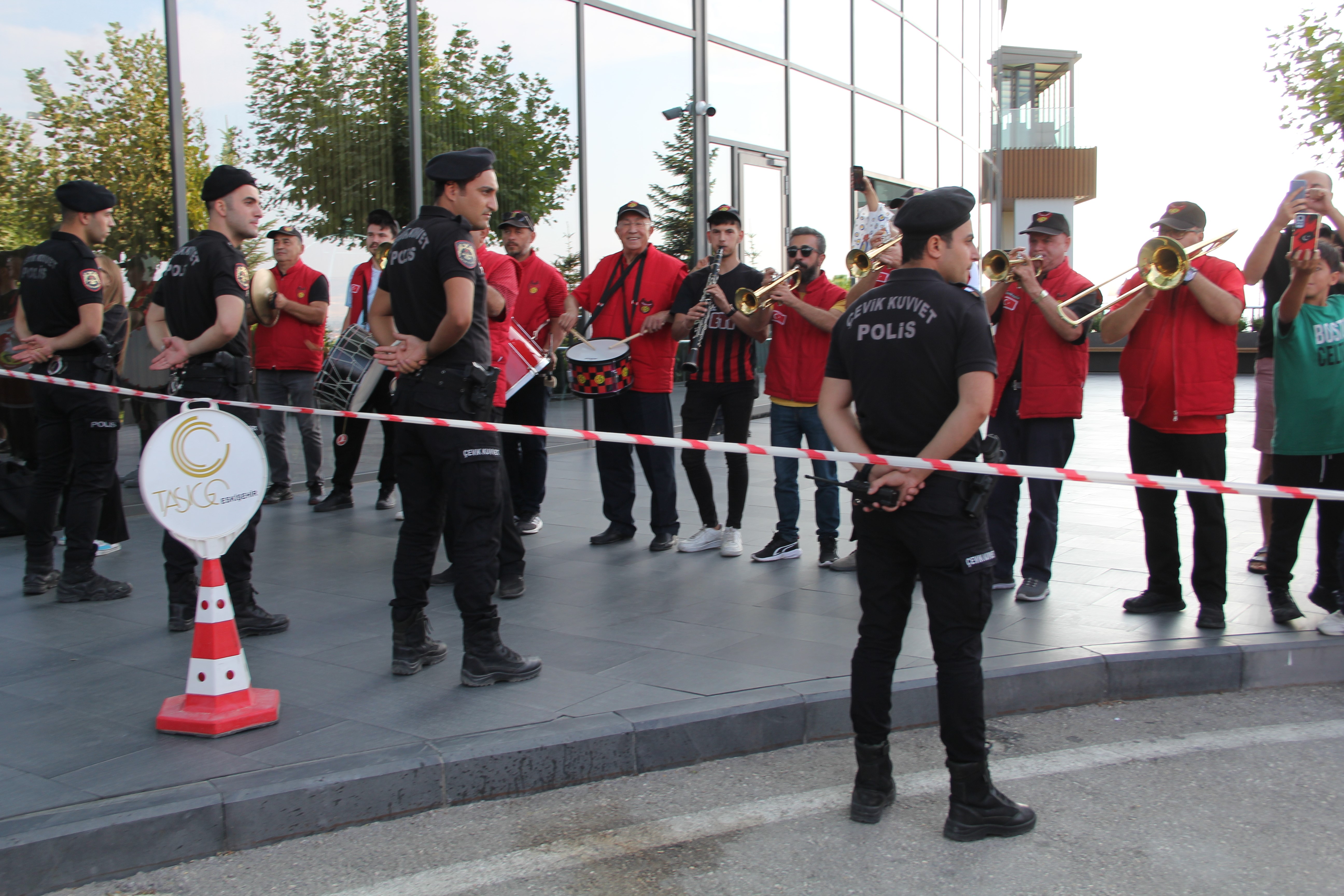 8 Eylül’deki Türkiye-Ermenistan maçı için Eskişehir’e gelen A Milli Futbol Takımını, kalacağı otelin önünde Bando Eses karşılandı.