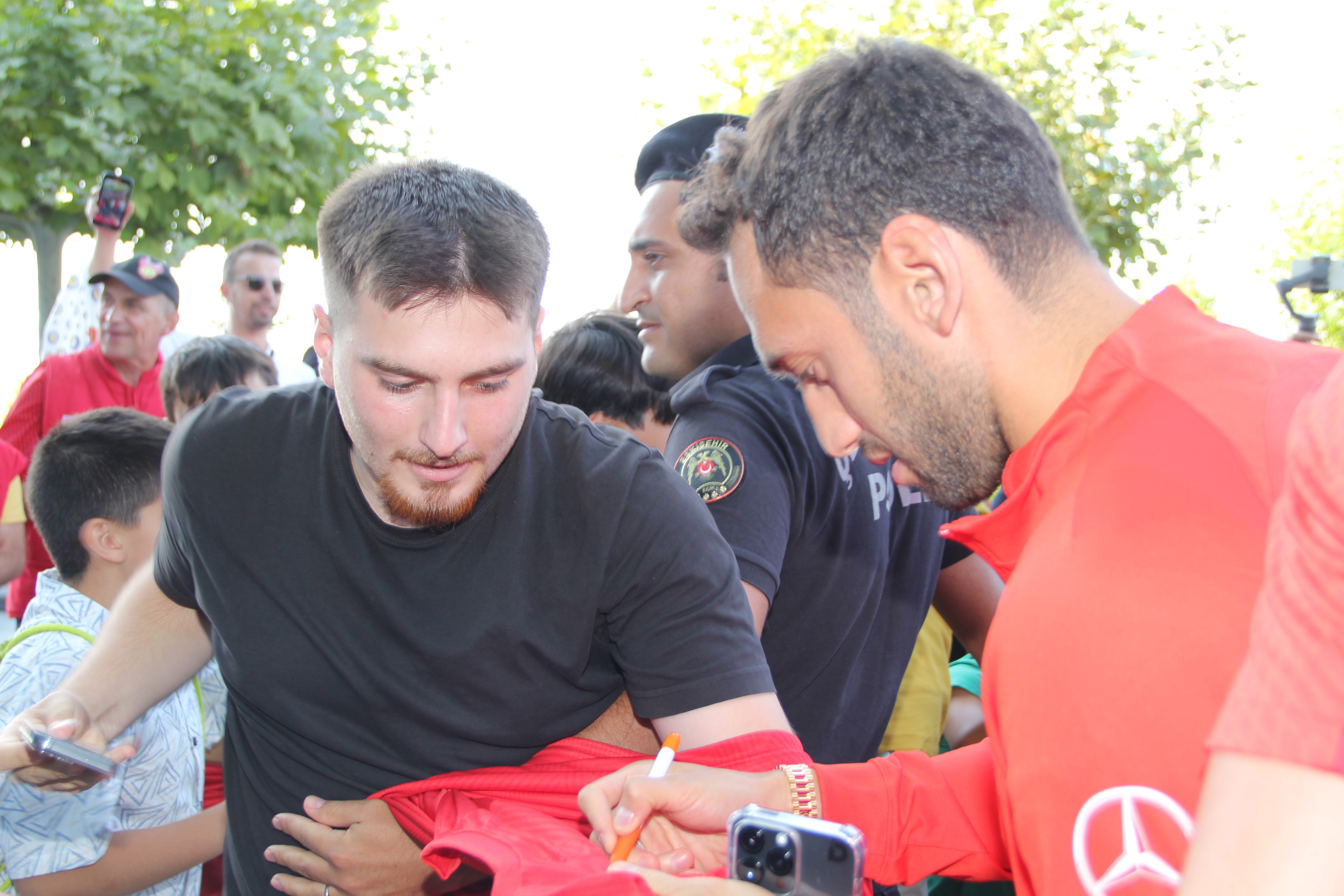 8 Eylül’deki Türkiye-Ermenistan maçı için Eskişehir’e gelen A Milli Futbol Takımını, kalacağı otelin önünde Bando Eses karşılandı.