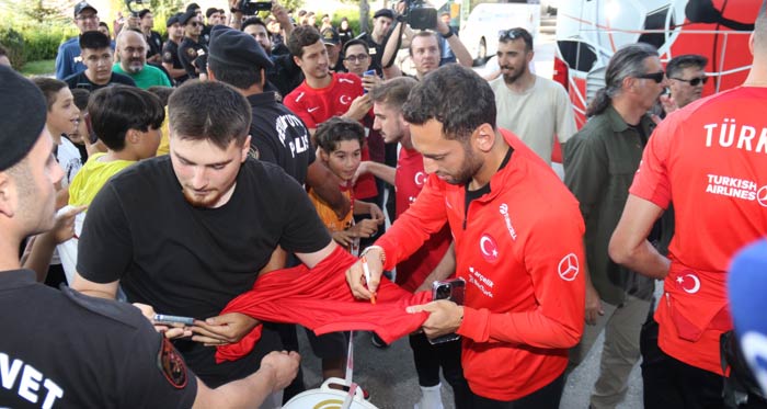 8 Eylül’deki Türkiye-Ermenistan maçı için Eskişehir’e gelen A Milli Futbol Takımını, kalacağı otelin önünde Bando Eses karşılandı.