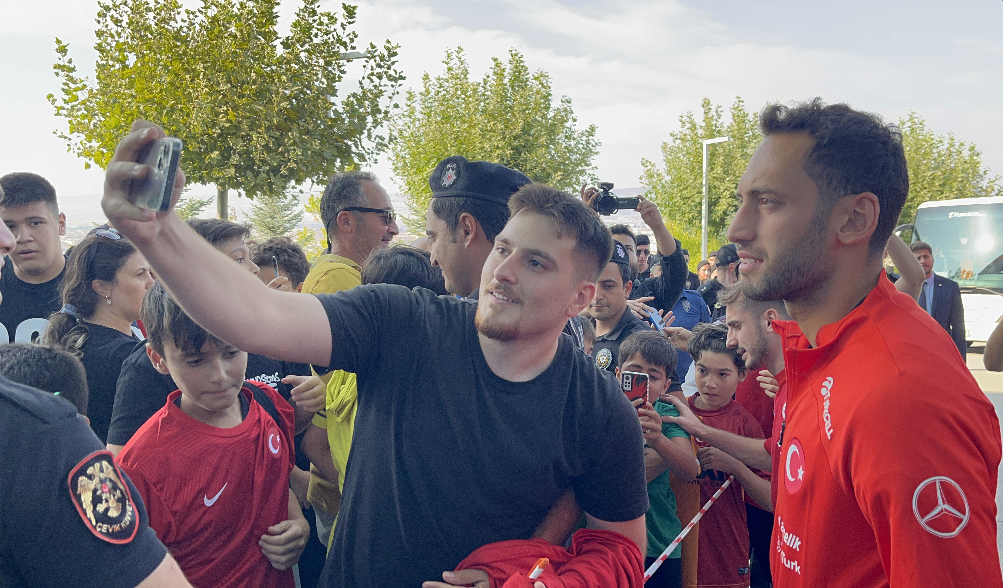 8 Eylül’deki Türkiye-Ermenistan maçı için Eskişehir’e gelen A Milli Futbol Takımını, kalacağı otelin önünde Bando Eses karşılandı.