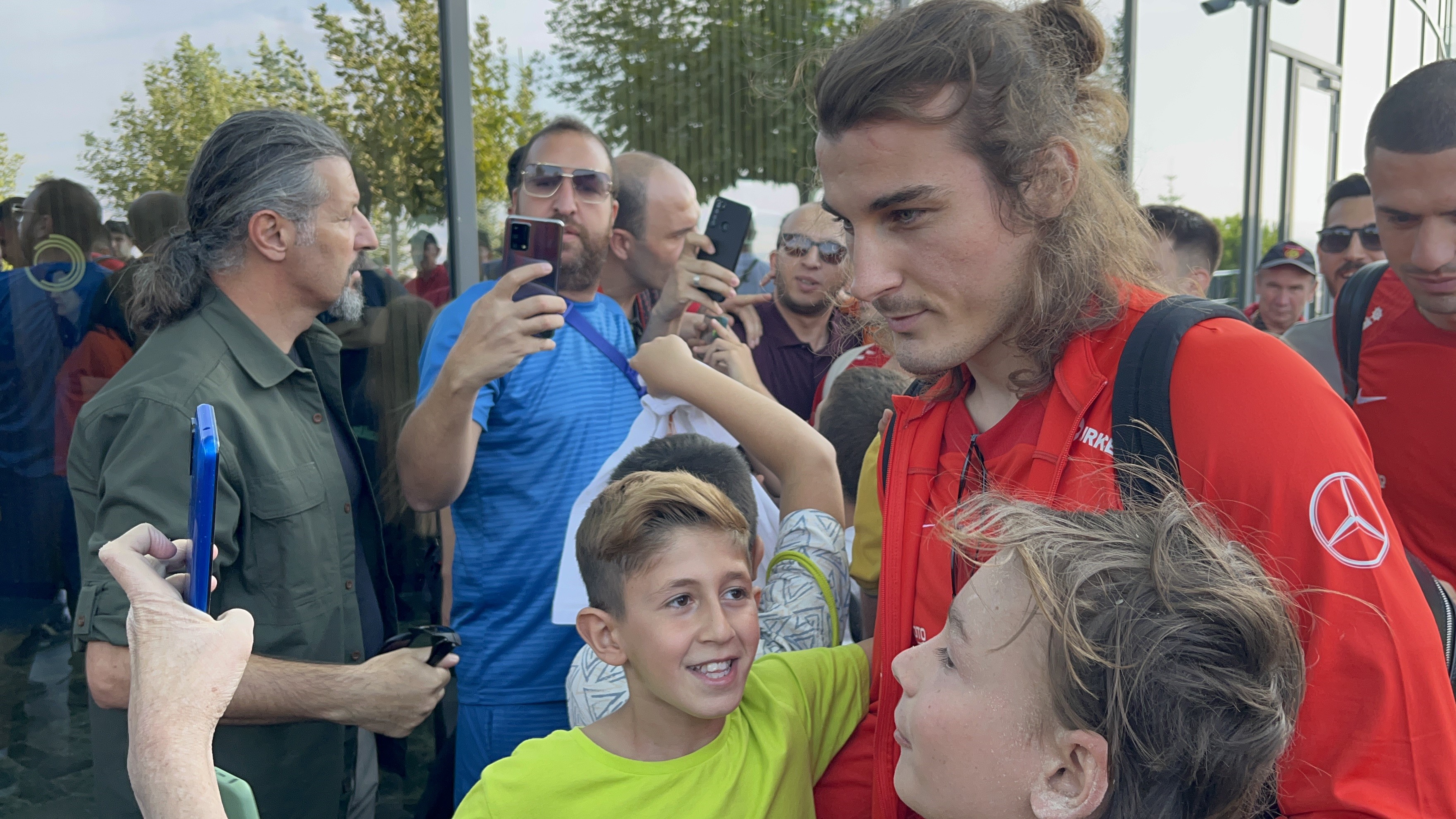 8 Eylül’deki Türkiye-Ermenistan maçı için Eskişehir’e gelen A Milli Futbol Takımını, kalacağı otelin önünde Bando Eses karşılandı.