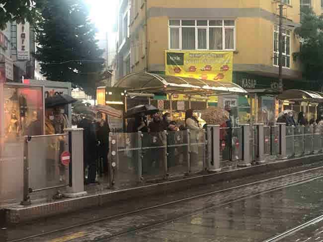 Son birkaç gündür özellikle öğleden sonra birkaç saat aralığında etkili olan yoğun yağışların daha ne kadar süreceği belirsizliği sürürken, ani sel, su baskını, yerel dolu hadisesi gibi olumsuzluklara karşı dikkatli ve tedbirli olunması isteniyor.