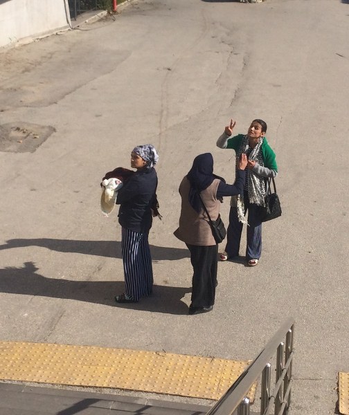 Ardından adliye merdivenlerini çıkan zanlıların yakınları, gazetecilere tehditler savurdu. Adliye polisi, şahısları uzaklaştırmak için uyarıda bulundu.