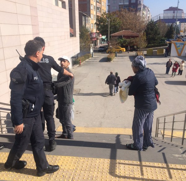 Polisler, kadını uzaklaştırmaya çalıştığı sırada babası olduğu iddia edilen bir şahıs nöbetçi polisin üstüne yürüdü. 