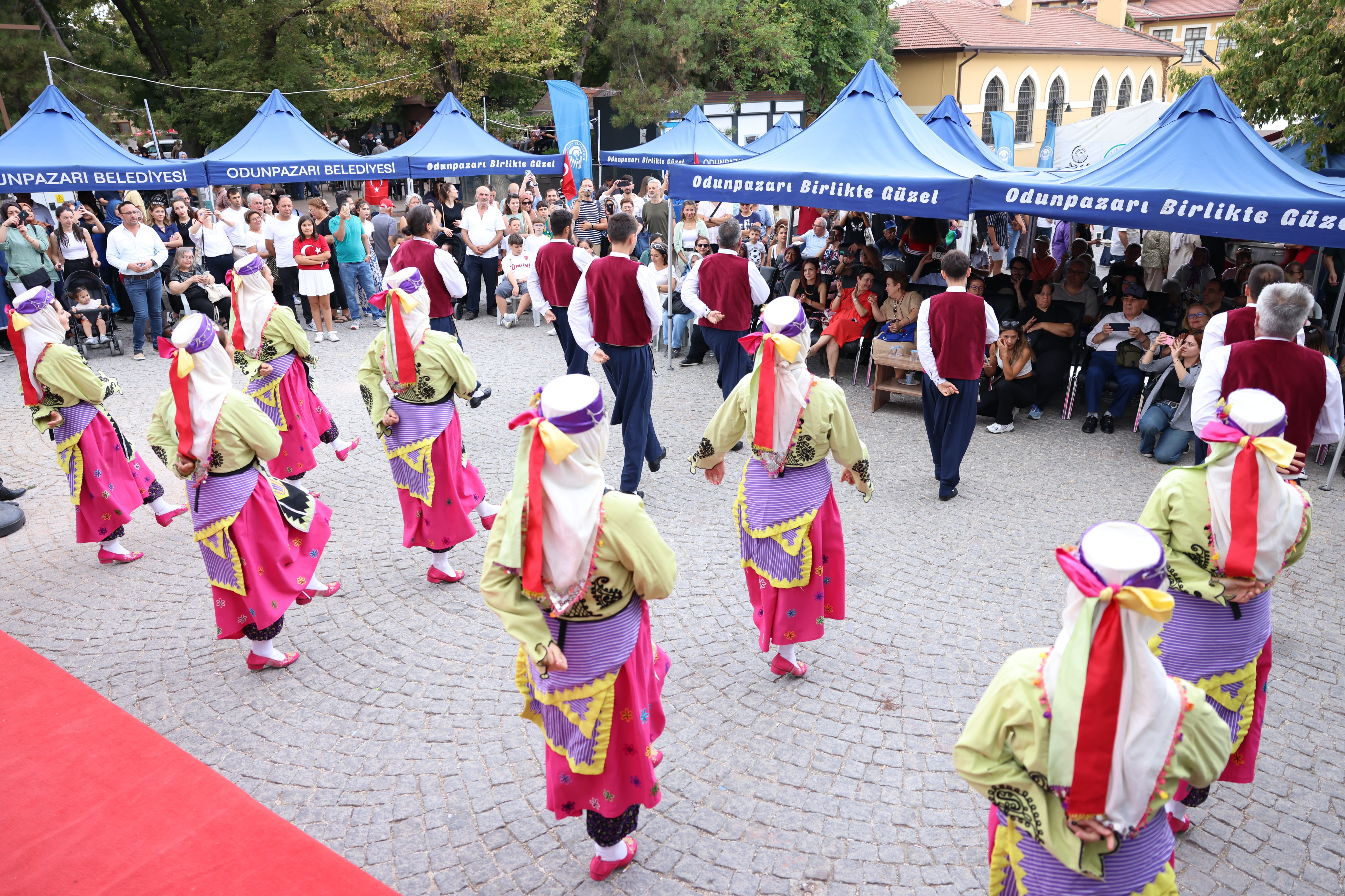 Seremoniye Odunpazarı Belediye Başkanı Kazım Kurt’un yanı sıra Eskişehir Büyükşehir Belediye Başkanı Ayşe Ünlüce, CHP Eskişehir Milletvekili İbrahim Arslan, Odunpazarı Kent Konseyi Başkanı İsmail Kumru, Türkiye Gazeteciler Federasyonu ve Eskişehir Gazeteciler Cemiyeti Başkanı Yılmaz Karaca, festivallere katılan sanatçı ve bilim insanları ile çok sayıda sanatsever Eskişehirli katıldı. 