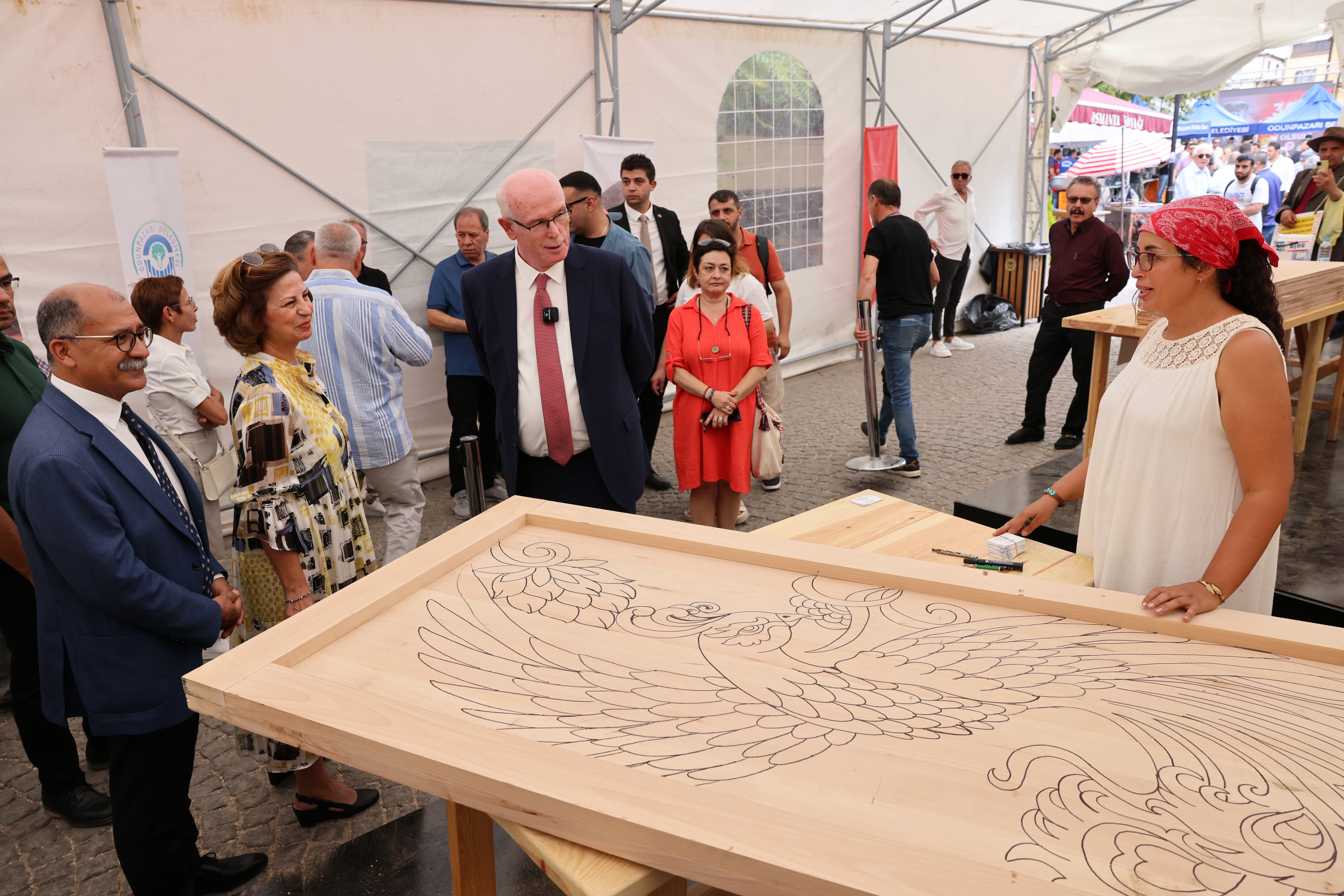 Odunpazarı Belediyesi, Büyük Zaferin 102’nci yılını iki uluslararası festival ile taçlandırdı. Belediye tarafından Odunpazarı Tarihi Bölgede iki uluslararası festivali eş zamanlı düzenleniyor. “The Voice Of The Wood”- Ahşabın Sesi sloganı ile gerçekleştirilen Uluslararası Ahşap Heykel Festivali ile “Flame Of The City”- Şehrin Ateşi sloganı ile gerçekleştirilen CHP Seramik Pişirim Teknikleri Çalıştayı, düzenlenen açılış seremonisi ile başladı. 