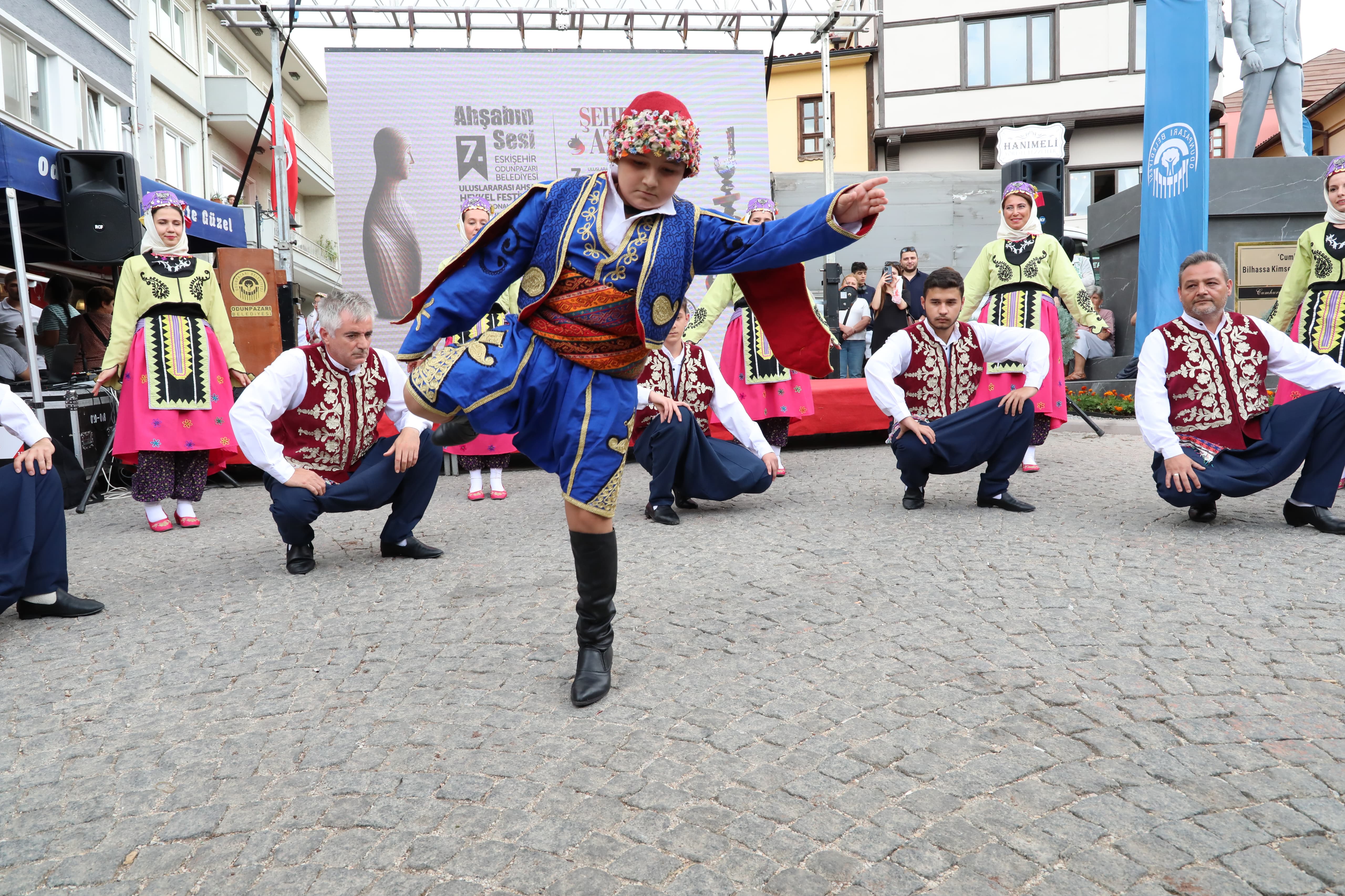 Odunpazarı Belediyesi, Büyük Zaferin 102’nci yılını iki uluslararası festival ile taçlandırdı. Belediye tarafından Odunpazarı Tarihi Bölgede iki uluslararası festivali eş zamanlı düzenleniyor. “The Voice Of The Wood”- Ahşabın Sesi sloganı ile gerçekleştirilen Uluslararası Ahşap Heykel Festivali ile “Flame Of The City”- Şehrin Ateşi sloganı ile gerçekleştirilen CHP Seramik Pişirim Teknikleri Çalıştayı, düzenlenen açılış seremonisi ile başladı. 