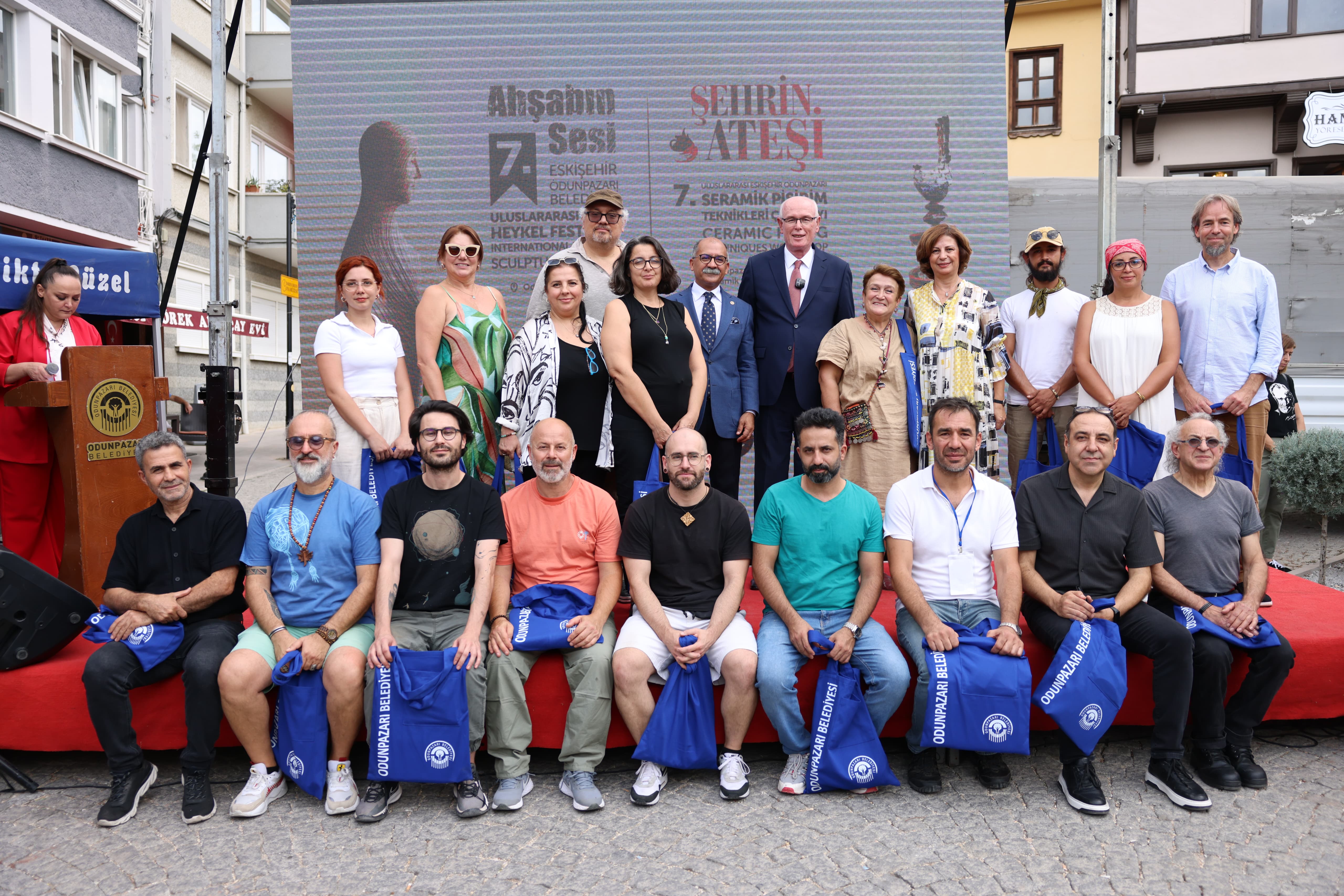 Odunpazarı Belediyesi, Büyük Zaferin 102’nci yılını iki uluslararası festival ile taçlandırdı. Belediye tarafından Odunpazarı Tarihi Bölgede iki uluslararası festivali eş zamanlı düzenleniyor. “The Voice Of The Wood”- Ahşabın Sesi sloganı ile gerçekleştirilen Uluslararası Ahşap Heykel Festivali ile “Flame Of The City”- Şehrin Ateşi sloganı ile gerçekleştirilen CHP Seramik Pişirim Teknikleri Çalıştayı, düzenlenen açılış seremonisi ile başladı. 