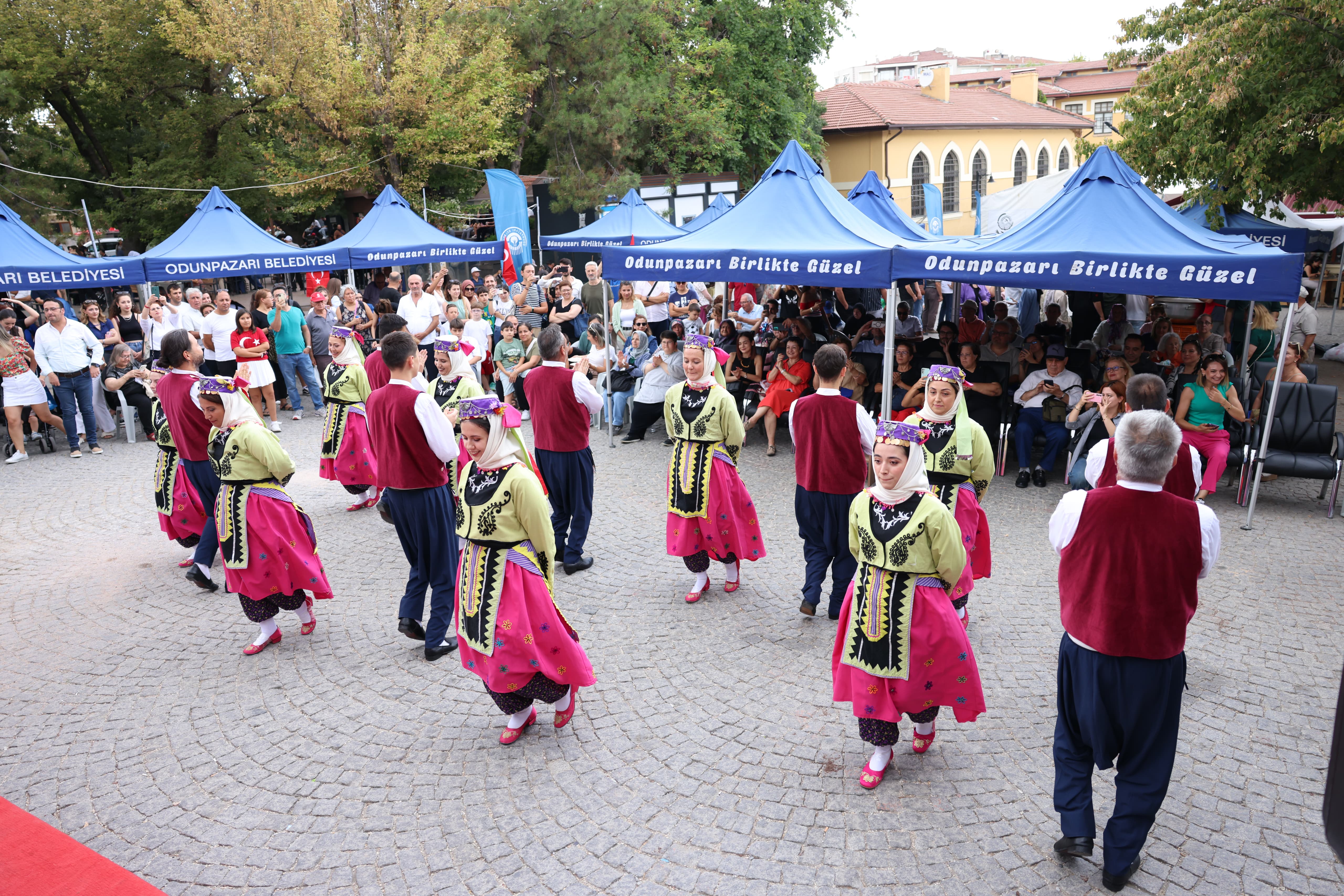 Odunpazarı Belediyesi, Büyük Zaferin 102’nci yılını iki uluslararası festival ile taçlandırdı. Belediye tarafından Odunpazarı Tarihi Bölgede iki uluslararası festivali eş zamanlı düzenleniyor. “The Voice Of The Wood”- Ahşabın Sesi sloganı ile gerçekleştirilen Uluslararası Ahşap Heykel Festivali ile “Flame Of The City”- Şehrin Ateşi sloganı ile gerçekleştirilen CHP Seramik Pişirim Teknikleri Çalıştayı, düzenlenen açılış seremonisi ile başladı. 