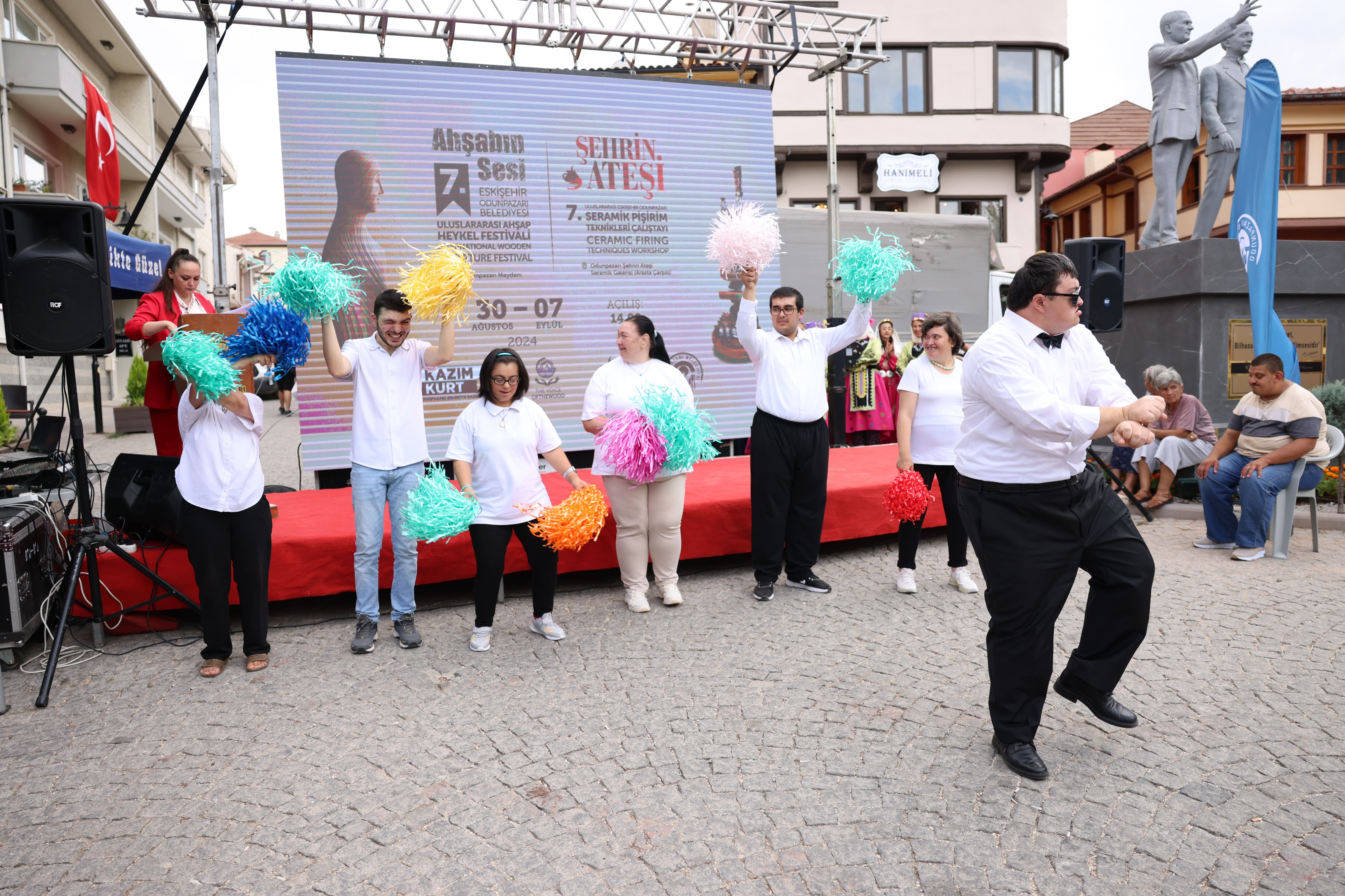 Başkan Kurt, Ünlüce ve Arslan seremoni öncesinde festival alanını gezdi. Ahşap Heykel Festivali kapsamında sanatçıların eserlerini ürettikleri çadırı ziyaret eden Başkan Kurt, Ünlüce ve Arslan, sanatçılara kolaylıklar dileyerek, üretmeye başladıkları eserler hakkında bilgi aldı. 