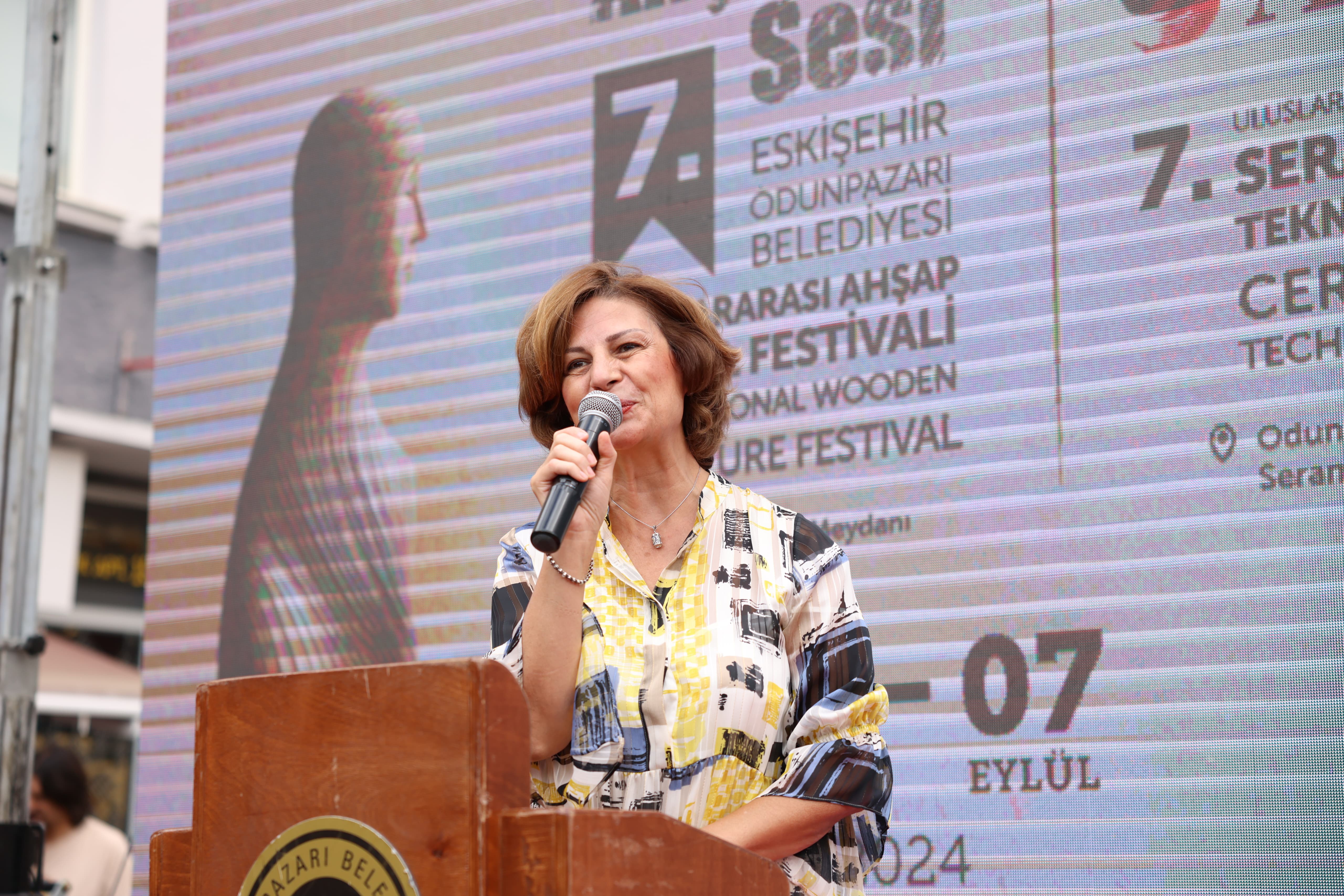 Törende konuşma yapan bir diğer isim de Eskişehir Büyükşehir Belediye Başkanı Ayşe Ünlüce oldu. Her iki festivalin de 7’ncisinin düzenlendiğine dikkat çeken Ünlüce, festivalleri uzun yıllar boyunca devam ettirmenin kolay olmadığının altını çizdi. Odunpazarı ve Eskişehir’in festivale katılan sanatçılarla beraber bir haftalık süreçte sanata, kültüre, tarihe ve doğaya saygı duruşunda bulunacağını belirten Ünlüce, “Çalıştayın ve festivalin bir arada ve üstelik 30 Ağustos’ta, bizim kurtuluş günümüzde ve Cumhuriyete uzanan o şanlı yolda kazandığımız bu büyük zaferin gününde başlıyor olması bu festivalin çok önemli bir yanı. Bu hassasiyet için hepinizin huzurunda Odunpazarı Belediye Başkanımız Kazım Kurt’a teşekkür ediyorum. Festivalin bir önemli yanı daha var. 2 Eylül Eskişehir’imizin kurtuluşu, festivalimiz Eskişehir’in kurtuluş gününü de içine alarak ilerliyor” diye konuştu. 