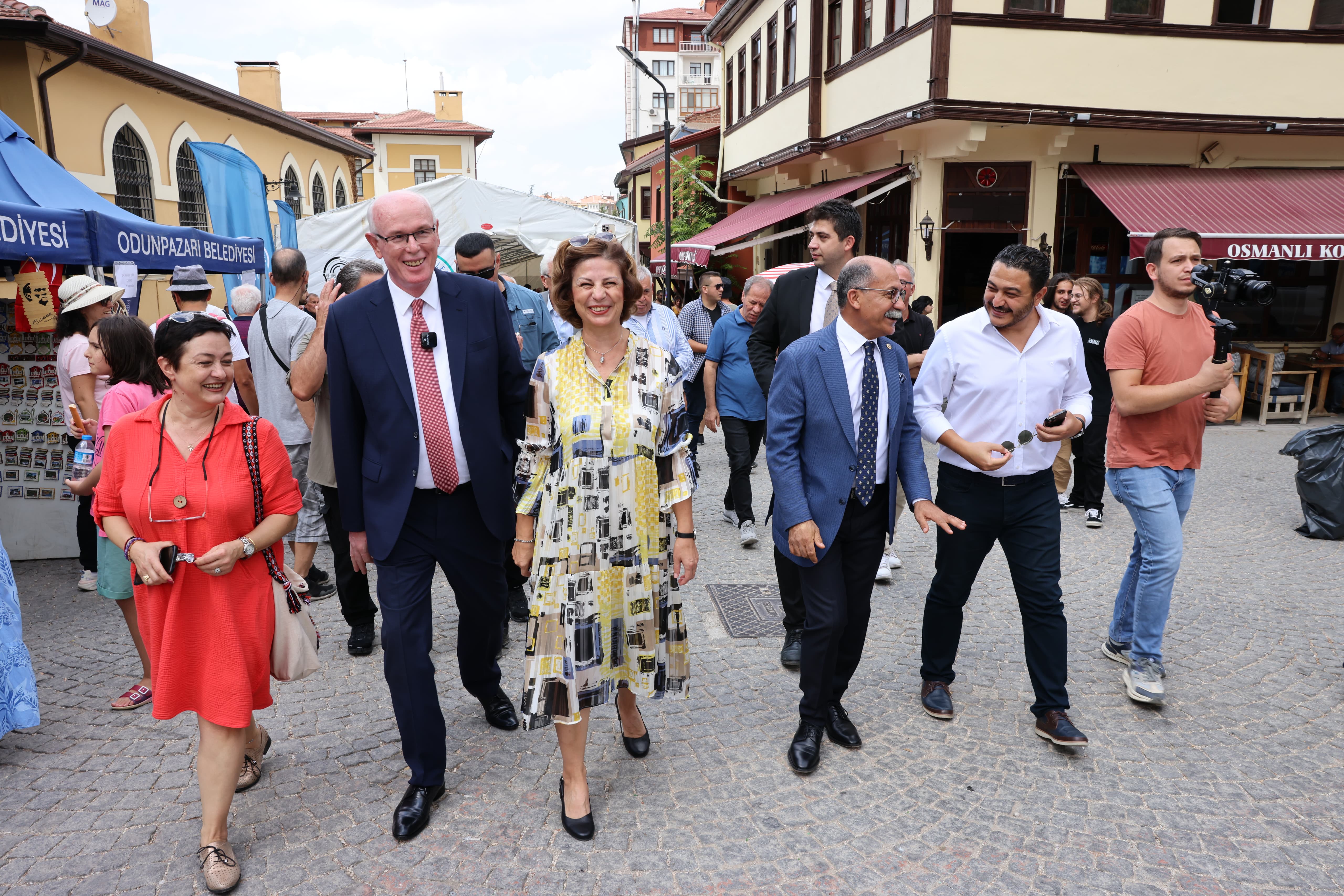 Odunpazarı Belediyesi, Büyük Zaferin 102’nci yılını iki uluslararası festival ile taçlandırdı. Belediye tarafından Odunpazarı Tarihi Bölgede iki uluslararası festivali eş zamanlı düzenleniyor. “The Voice Of The Wood”- Ahşabın Sesi sloganı ile gerçekleştirilen Uluslararası Ahşap Heykel Festivali ile “Flame Of The City”- Şehrin Ateşi sloganı ile gerçekleştirilen CHP Seramik Pişirim Teknikleri Çalıştayı, düzenlenen açılış seremonisi ile başladı. 