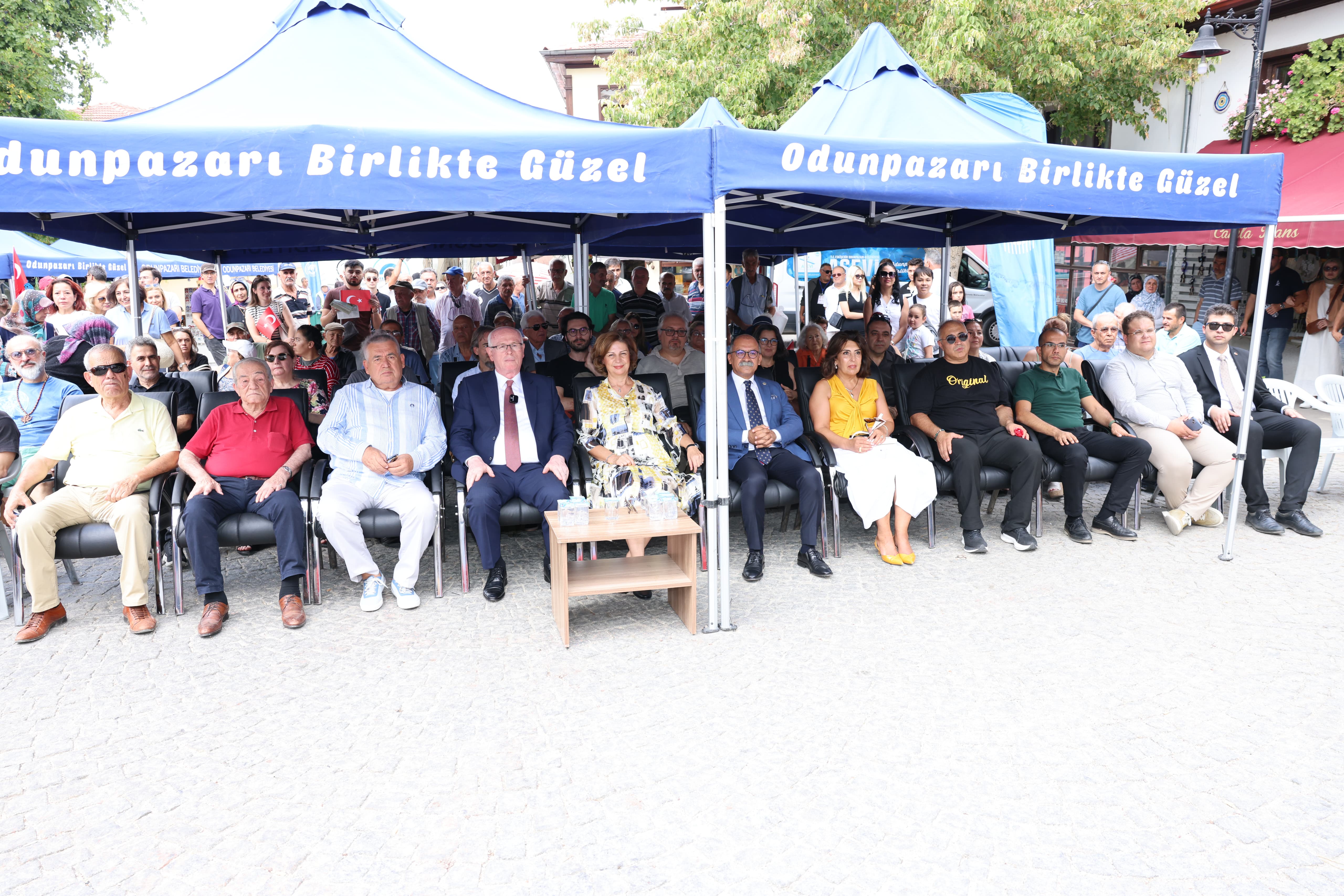 Odunpazarı Belediyesi, Büyük Zaferin 102’nci yılını iki uluslararası festival ile taçlandırdı. Belediye tarafından Odunpazarı Tarihi Bölgede iki uluslararası festivali eş zamanlı düzenleniyor. “The Voice Of The Wood”- Ahşabın Sesi sloganı ile gerçekleştirilen Uluslararası Ahşap Heykel Festivali ile “Flame Of The City”- Şehrin Ateşi sloganı ile gerçekleştirilen CHP Seramik Pişirim Teknikleri Çalıştayı, düzenlenen açılış seremonisi ile başladı. 