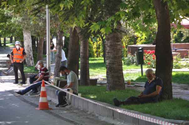 Eskişehir'de ve tüm Türkiye'de milyonlarca öğrencilerin geleceğini etkileyecek Yüksek Öğretim Kurumları Sınavı’nın (YKS) son ayağı olan AYT ve YDT dün gerçekleşti. Öğrenciler sınıflarda ter dökerken, aileleri ise dışarıda heyecanla çocuklarını bekledi. (Haber: Hilal Köver)