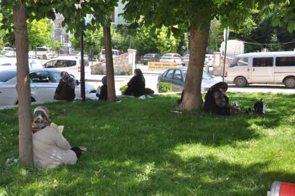 Öğrenciler sınıflarda ter dökerken, aileleri ise onlar için dua etti.